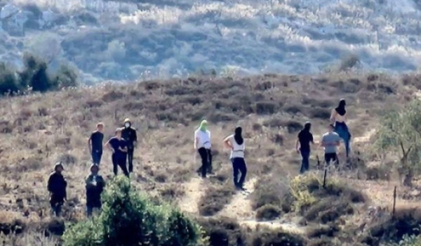 اعتداء مستعمرين وقوات الاحتلال على شاب ف...