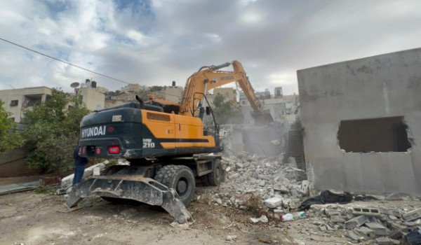 الاحتلال يهدم عددا من المساكن والمنشآت ا...