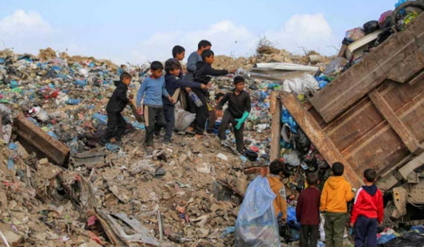 بلدية غزة تبدأ عملية نقل النفايات الصلبة...