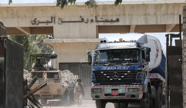 دخول 6 شاحنات غاز طهي إلى قطاع غزة وتوزي...