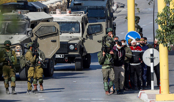 الاحتلال يعتقل العشرات بالضفة بينهم طالب...