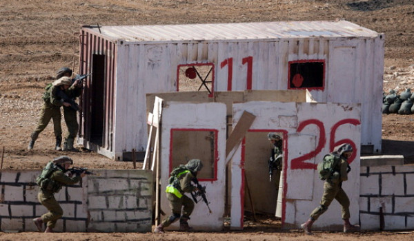 الجيش الإسرائيلي يجري تدريبا عسكريا في إ...