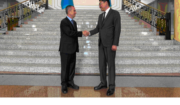 السفير أبو زيد يطلع مسؤولا في الخارجية ا...