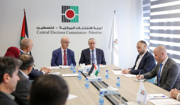 الشيخ يطلع على جاهزية لجنة الانتخابات ال...