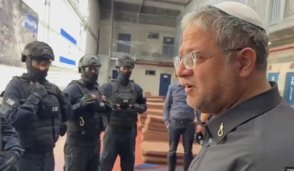 بن غفير يقتحم سجن 