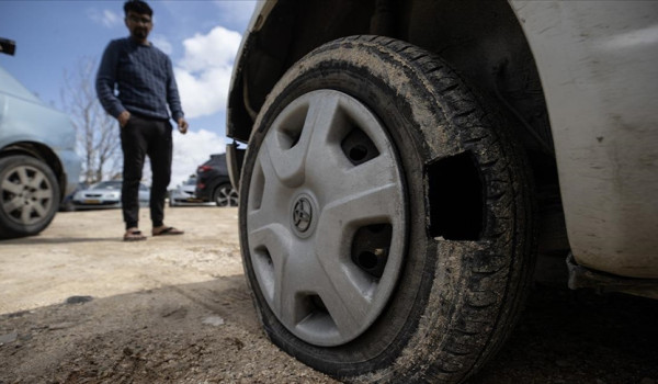 مستعمرون يعطبون إطارات شاحنات ومركبات في...