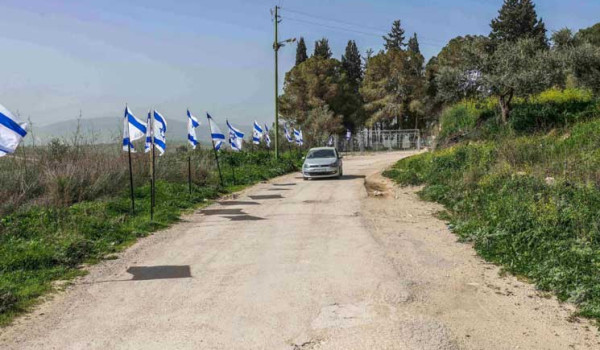 مستوطنون يعلقون أعلامًا إسرائيلية في الم...