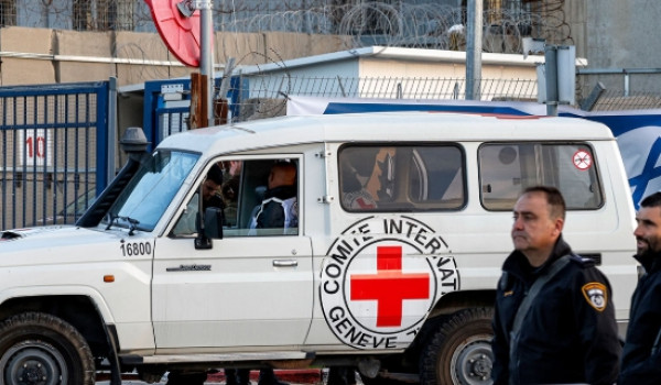 الصليب الأحمر يسهل نقل أسيرين مفرج عنهما...