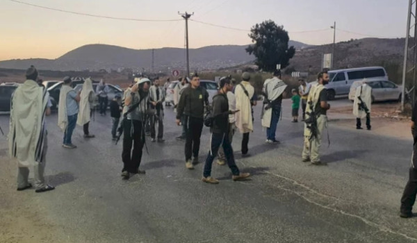 مستعمرون يهاجمون مركبات المواطنين عند مد...