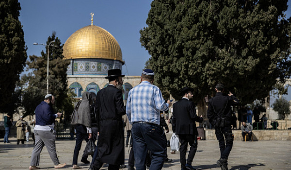 مستوطنون يقتحمون الأقصى ويؤدون طقوسا تلم...