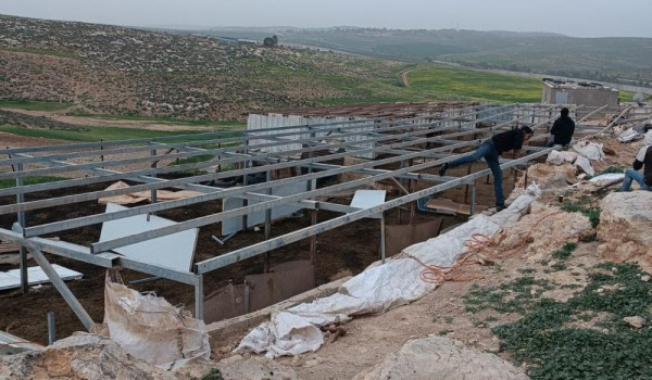 مستوطنون يُجبرون 10 عائلات على الرحيل من...