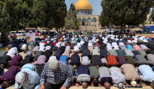 80 الف مصل ادوا صلاة ظهر الجمعة الاولة م...