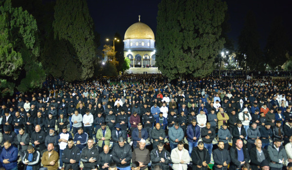 100 ألف مصلٍ يؤدون العشاء والتراويح في 