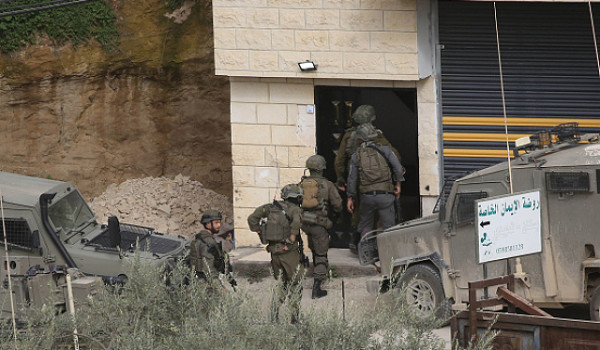 الاحتلال يشن حملة اعتقالات بالضفة ويقتحم...