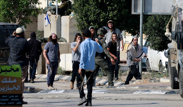 مستوطنون يقتحمون تجمع بئر المسكوب شرق ال...