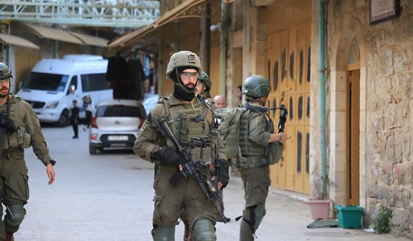 اقتحامات واعتقالات بالضفة وإصابة فلسطيني...
