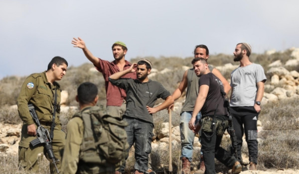 مستعمرون يقتحمون منزلًا ويصعّدون التوسع ...