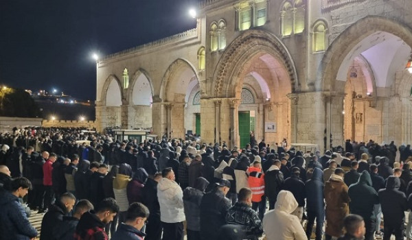 50 ألفا يؤدون صلاتي العشاء والتراويح في ...