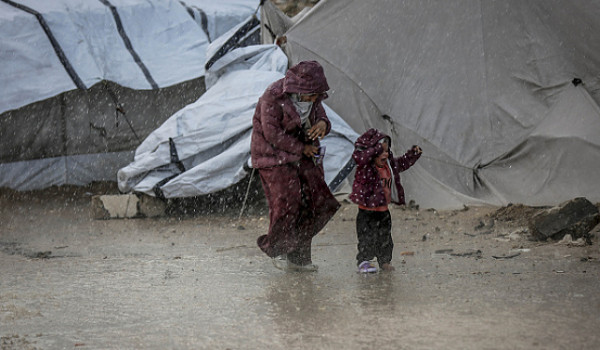 الأمطار تغرق خيام النازحين في قطاع غزة...