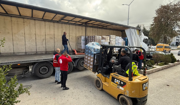 الهلال الأحمر يسير 9 شاحنات محملة بأكثر ...