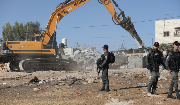 قوات الاحتلال تهدم بركسا زراعيا في بورين...