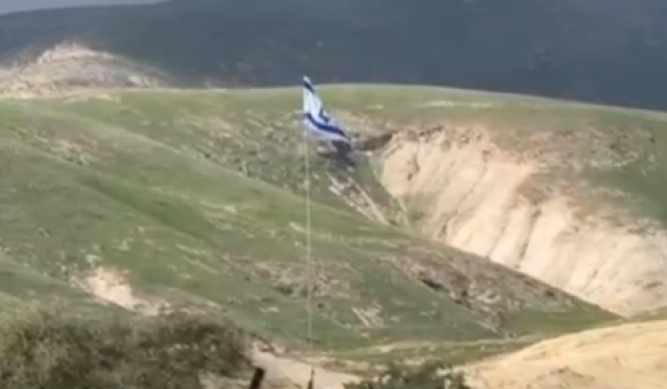 مستعمرون يقتحمون محيط منزل في عين سينيا ...