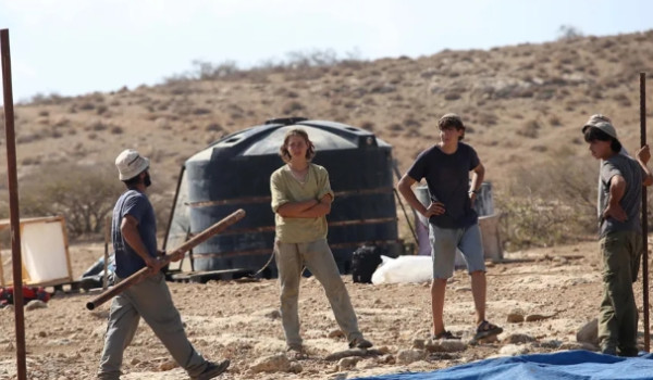 إصابة مواطن واحتجاز خمسة آخرين في هجوم ل...