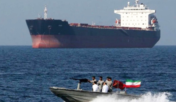 إيران تعلن استهداف ناقلة نفط في مضيق هرم...