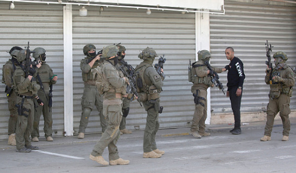 مداهمات بالضفة والقدس واعتقالات طالت الع...