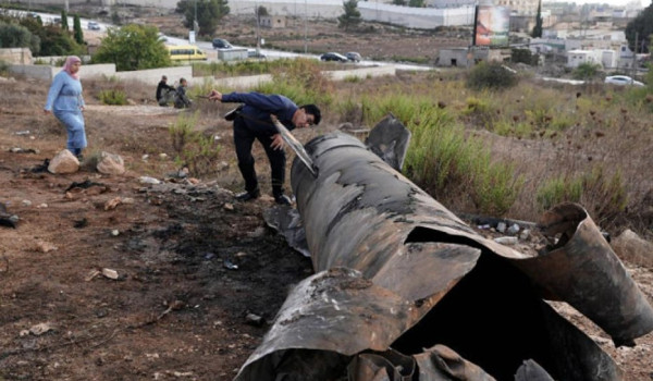 شظايا صواريخ تتساقط في مناطق مختلفة بالض...