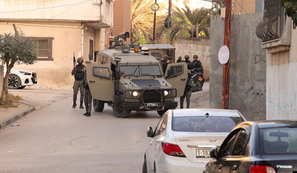 اعتقالات واسعة بالضفة واستيلاء على منازل...