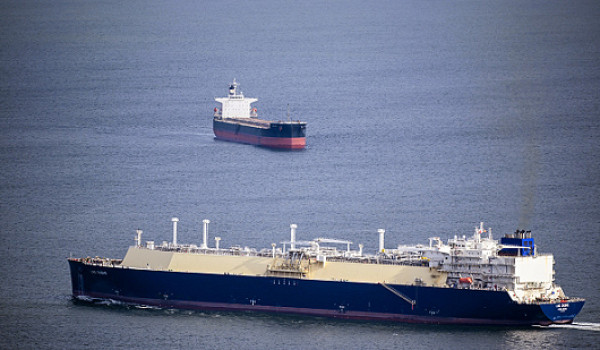 إيران تهدد بإغلاق تدفق النفط وترامب: سنض...