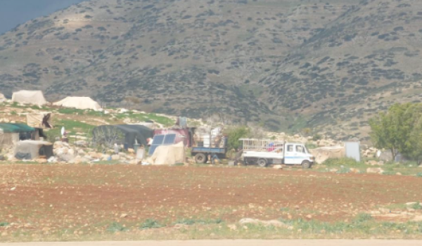 بسبب اعتداءات المستعمرين: ثلاث عائلات تر...