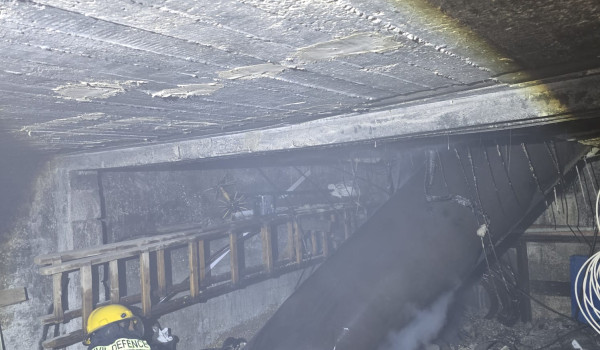 الدفاع المدني: شظية تدمر منزلا من ثلاثة ...