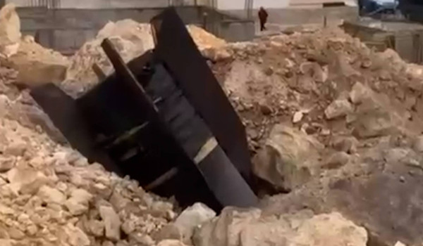 الشرطة تتعامل مع شظايا صاروخية سقطت في ب...