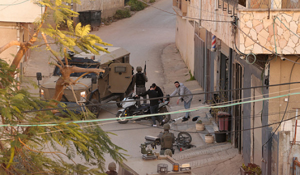 إصابات واعتقالات خلال اقتحام الاحتلال مد...