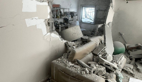 تضرر مبنى بسقوط قذائف عنقودية إيرانية وس...