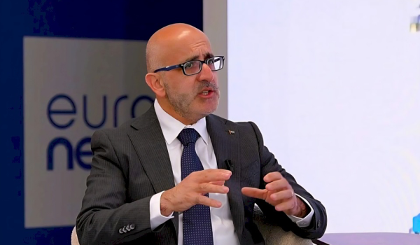 اسطفان : الحكومة ملتزمة بصرف الرواتب بنس...