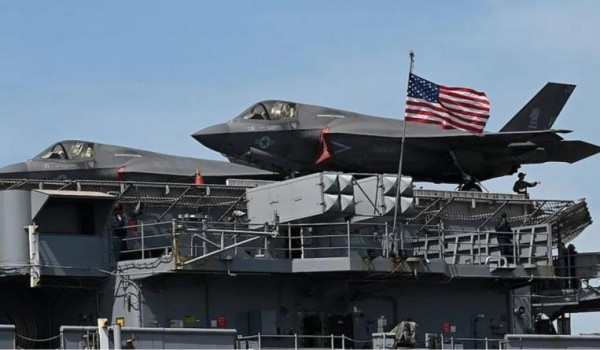 سفينة حربية أمريكية محملة بالمارينز تواص...