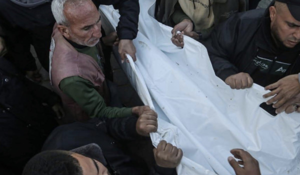 شهيد وإصابة خطيرة في قصف الاحتلال تجمعا ...