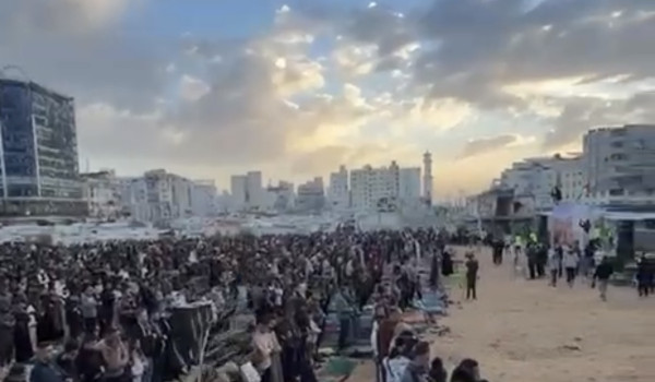 صلاة العيد في الساحات وبين أنقاض المساجد...