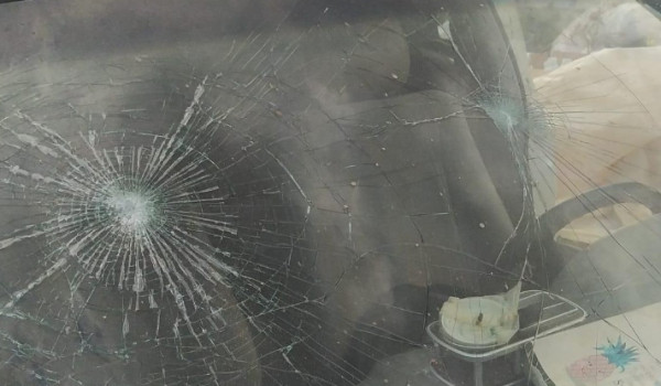 مستعمرون يعتدون على مركبة مواطن ويحطمون ...