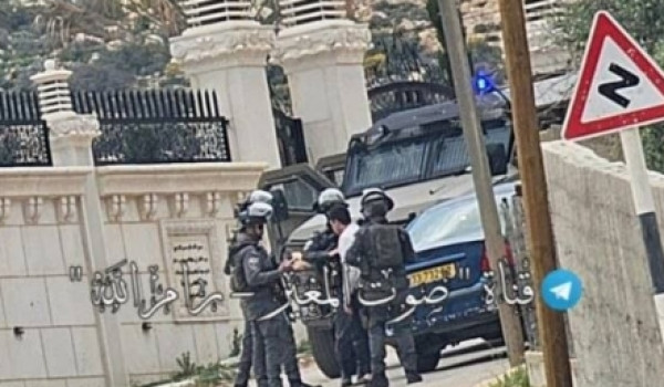 قوات الاحتلال تحتجز فتى وتعتدي عليه بالض...