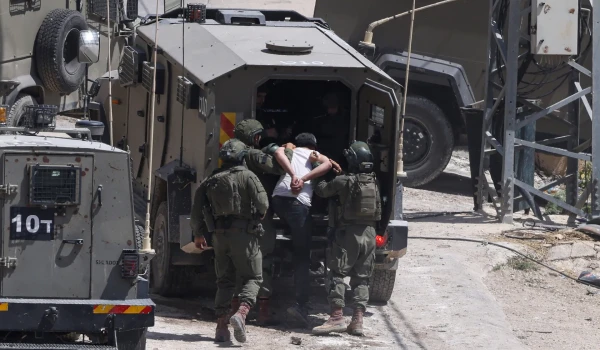 اعتقالات تطال أسرى محررين في الضفة وإصاب...