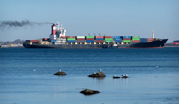 هجمات متزامنة بالخليج وعبور محدود للسفن ...