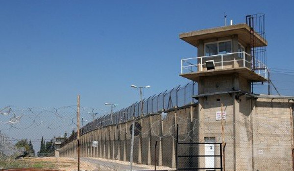 نحو 100 حالة اعتقال بين صفوف الأسرى المح...