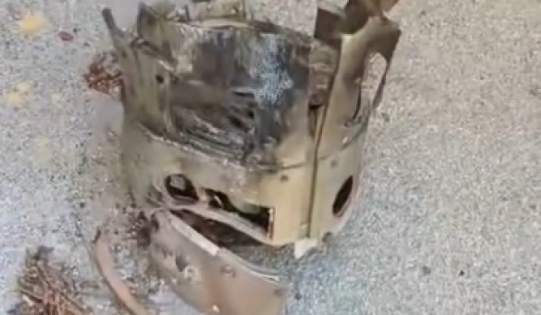 الشرطة الفلسطينية تتعامل مع شظايا صاروخي...