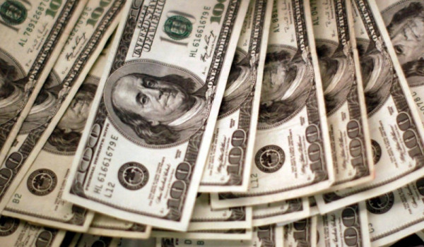 الدولار يتراجع مع توتر الأسواق وتقلص الت...