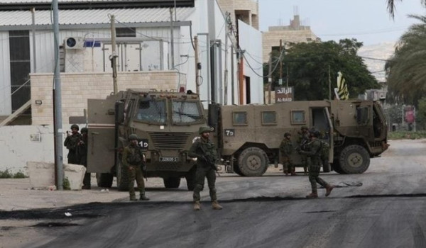 مستعمرون يعتدون على شاب غرب نابلس...