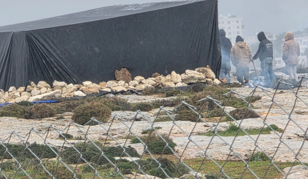 مستوطنون يقيمون خيمة استيطانية في ارض ال...